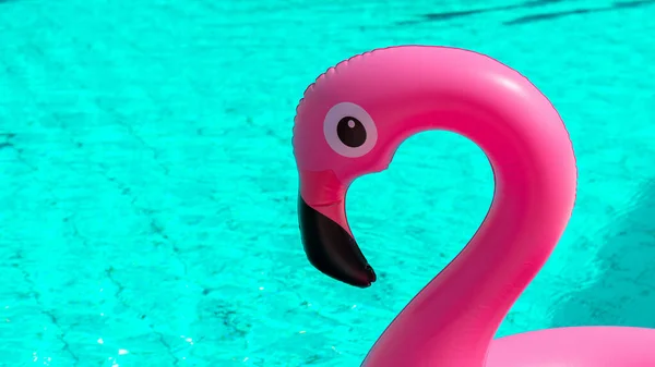 Tropisk Bakgrund Rosa Uppblåsbar Flamingo Poolvatten För Sommar Strand Bakgrund — Stockfoto
