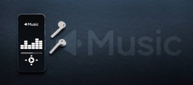 Müzik ekipmanları. Ses ritimleri, kulaklıklar, cep telefonu ekranında müzik uygulaması. Koyu arkaplandaki ses kaydı. Canlı radyo oynatıcı model pankartı