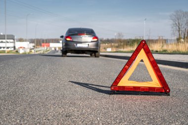 Araba kazası üçgeni. Otomobil yolda arıza yaptı. Motosiklet sorunu kavramı