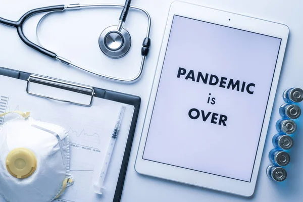 Fim Pandemia Seringa Com Agulha Prontuários Hospitalares Estetoscópio Médico Comprimido — Fotografia de Stock