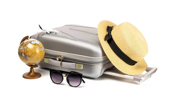 夏季图案背景 西装箱 带玩具飞机的太阳镜 草帽和球衣 旅行组合 白色背景隔离 带复制空间的暑假设计 — 图库照片