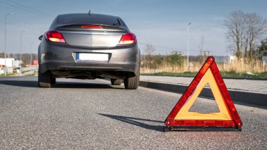 Araba kazası üçgeni. Otomobil yolda arıza yaptı. Motosiklet sorunu kavramı