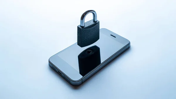 Ochranka Moderní Prostor Šedý Mobilní Telefon Visacím Zámkem Klíč Bílém — Stock fotografie