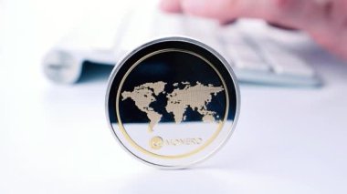 Monero cüzdanı. Altın Para Sanal Kripto Para ya da Engelleme Teknolojisi. Beyaz arka planda klavyesi olan altın kripto para birimi BTC. Sanal varlıklara yatırım, Boğa Piyasası eğilimi kavramı