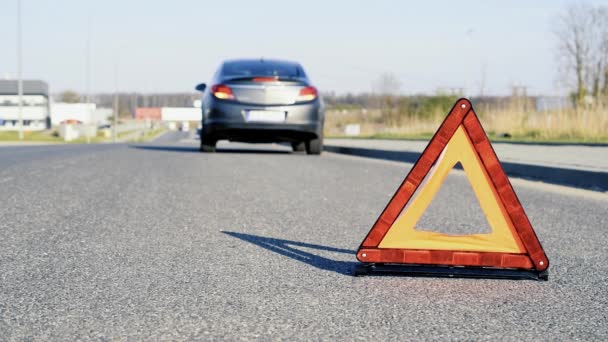 Araba Kazası Üçgeni Otomobil Yolda Arıza Yaptı Motosiklet Sorunu Kavramı — Stok video