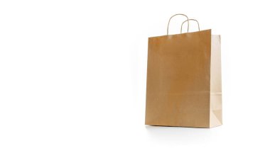 Poşet. Kraft geri dönüşüm dokusuna sahip kahverengi kağıt torba, beyaz arka planda izole edilmiş tasarım modeli için boş boşluk. Paketleme şablonu dikiş ile taklit edilsin