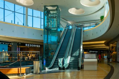 Katowice. Polonya 11 Mayıs 2021. Silesia City Center Katowice 'deki gençlerin alışveriş merkezi. Perakende mağazasının içi yumuşak odaklı. İnsanlar alışveriş merkezinden alışveriş yapıyorlar.