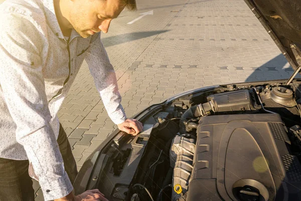 Problemi Con Auto Autista Vicino Cappa Aperta Auto Dopo Triangolo — Foto Stock