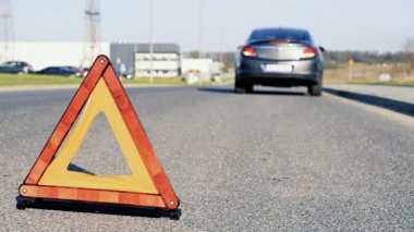 Motorlu araç sorunu. Otomobil kazası üçgeni yolda. Araç arızası kavramı