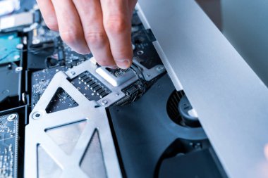 Bilgisayar servisi. Bilgisayar elektronik ekipmanlarının teknolojik onarımı. Teknisyen mühendis donanımın bakımını yapıyor.