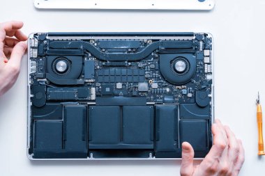 Çözüm hizmetleri elektronik donanım. Mühendis teknisyen, dijital bilgisayarı güncelle ve onar. Teknoloji çipi teçhizatı
