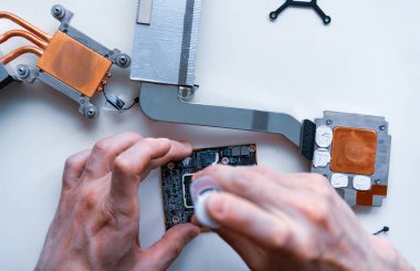 Bilgisayar tamir donanımı teknolojisi. Mühendis adamdan elektronik bilgisayar servisi. Dijital çip bakımı. Düz yatıyordu