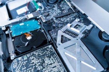 Çözüm hizmetleri elektronik donanım. Mühendis teknisyen, dijital bilgisayarı güncelle ve onar. Teknoloji çipi teçhizatı