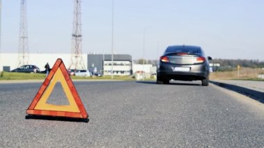 Araba kazası üçgeni. Otomobil yolda arıza yaptı. Motosiklet sorunu kavramı