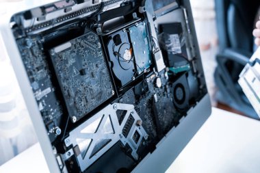 Çözüm hizmetleri elektronik donanım. Mühendis teknisyen, dijital bilgisayarı güncelle ve onar. Teknoloji çipi teçhizatı