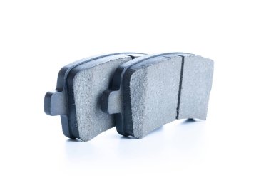 Araba parçaları. Yeni metal araba parçası. Otomobil motoru yedek veya otomotiv parçası beyaz arka planda izole edildi. Metin için alanı olan mekanik ekipman teknolojisi