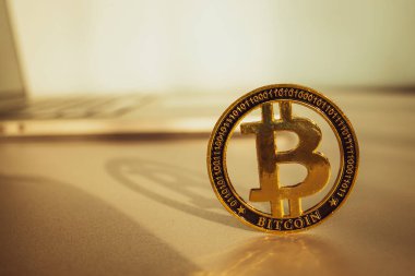 Bitcoin işi. Siyah arka planda Altın Kripto para birimi BTC Bitcoin. Altın Para Sanal Kripto Para ya da Engelleme Teknolojisi. Sanal para ve madencilik kavramı