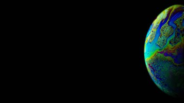 Gezegen gecesi. Evrende Dünya 'nın olduğu soyut galaksi arka planı. Karanlık arka planda güneş ışığı var. Renkli baloncukların fantastik yapısı