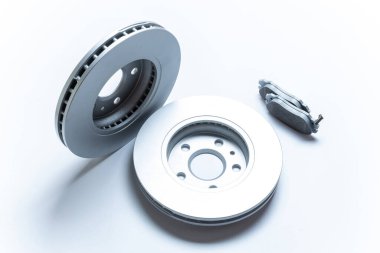 Otomotiv parçaları. Yeni metal araba parçası. Otomobil motoru yedek veya otomotiv parçası beyaz arka planda izole edildi. Metin için alanı olan mekanik ekipman teknolojisi