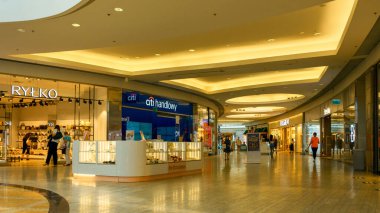 Katowice. Polonya 11 Mayıs 2021. Silesia City Center Katowice 'deki gençlerin alışveriş merkezi. Perakende mağazasının içi yumuşak odaklı. İnsanlar alışveriş merkezinden alışveriş yapıyorlar.