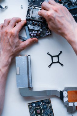 Bilgisayar tamir donanımı teknolojisi. Mühendis adamdan elektronik bilgisayar servisi. Dijital çip bakımı. Düz yatıyordu