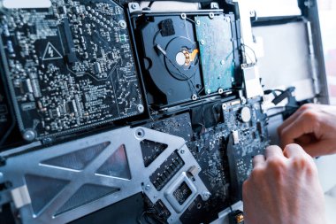 Çözüm hizmetleri elektronik donanım. Mühendis teknisyen, dijital bilgisayarı güncelle ve onar. Teknoloji çipi teçhizatı