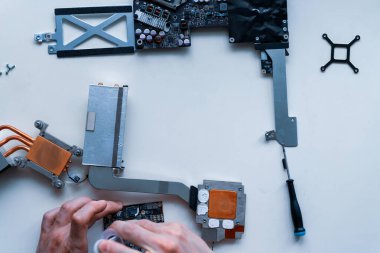 Bilgisayarları tamir et. Mühendislerin kullandığı teknolojik bakım donanımı düz konumda. Elektronik teknisyen bilgisayar servisi