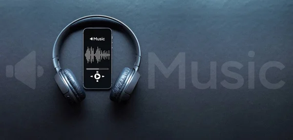 音楽バナー 音楽アプリケーション サウンドヘッドフォンを搭載したモバイルスマートフォンの画面 ブラックを基調としたラジオビートのオーディオボイス コピースペース付き放送メディア音楽バナー — ストック写真