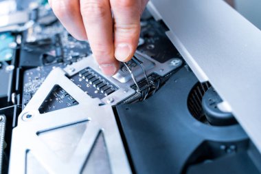 Elektronik donanım tamiri. Bilgisayar makro mühendislik servisi. İnsandan teknoloji bakım bilgisayarı