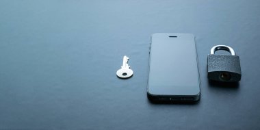 Şebeke güvenliği. Modern uzay gri cep telefonu, asma kilit, anahtar arka planda. Akıllı telefon dolandırıcılığı, online dolandırıcılık ve siber güvenlik tehdidi