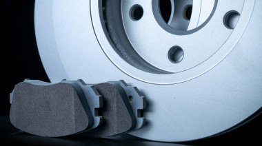 Araba aksesuarları. Yeni metal araba parçası. Otomobil motoru yedek veya otomotiv parçası siyah arka planda izole edildi. Metin için alanı olan mekanik ekipman teknolojisi