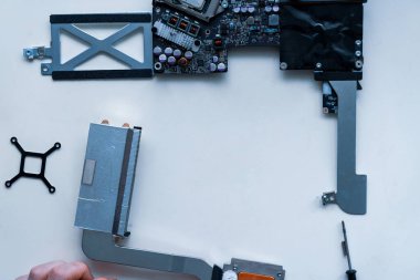 İnsan mühendisinden teknoloji bakım donanımı. Bilgisayarları tamir et. Elektronik teknisyen pc servis dairesi