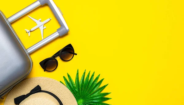 Tropische Achtergrond Koffer Zonnebril Met Palmblad Strohoed Wit Vliegtuig Reissamenstelling — Stockfoto