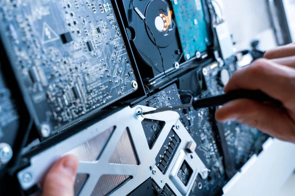 Hardware Manutenção Tecnologia Homem Engenheiro Reparação Computadores Técnico Eletrônico Serviço — Fotografia de Stock