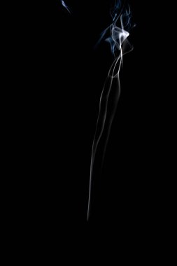 Buhar buharı. Bulanık sis, beyaz duman ya da kara arka planda izole edilmiş buhar bulutu. Gerçekçi kuru buz dumanı bulutları mükemmel bir şekilde örtüyor.