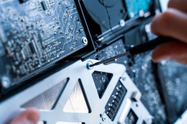 Bilgisayar ana kartı elektronik onarımı. Teknisyen mühendisten donanım servis teknolojisi. Bakım bilgisayar ekipmanları