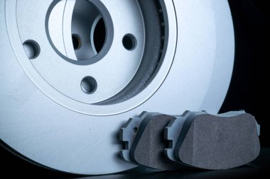 Otomatik valf. Motor tamircisi veya otomotiv parçası siyah arka planda izole edilmiş. Yeni metal araba parçası. Düz konum, üst görünüm, kopyalama alanı