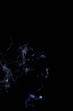 Buhar borusu. Beyaz duman, Görüntü soyut sis veya kara arka planda izole edilmiş buhar bulutu. Sıcak yemek için su dumanı kavramları kaynatın.