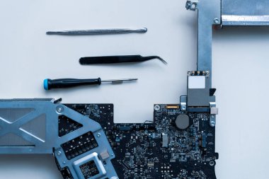 Bilgisayar çipi elektronik onarımı. Donanım mühendisi teknoloji bakımı. Erkek teknisyen bilgisayar servisi