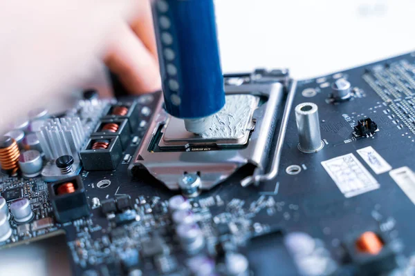 Elektronik donanım tamiri. Bilgisayar makro mühendislik servisi. İnsandan teknoloji bakım bilgisayarı