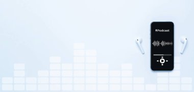 Podcast müziği. Mobil akıllı telefon ekranı, podcast uygulaması, ses kulaklığı. Beyaz arka planda radyo mikrofonlu ses. Kopya alanı ile medya müzik afişi yayınla