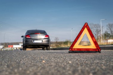 Motorlu araç sorunu. Otomobil kazası üçgeni yolda. Araç arızası kavramı