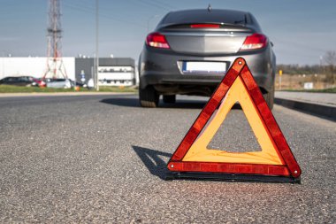Araba kazası üçgeni. Otomobil yolda arıza yaptı. Motosiklet sorunu kavramı