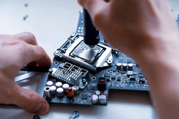 修理电脑 人类工程师提供的技术维修硬件 电子技术员Pc服务 — 图库照片