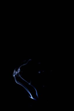 Çok sıcak. Bulanık buhar bulutu, beyaz doğal buhar dumanı etkisi siyah arka planda izole. Kirlilikle, buharla, gazla, kuru buzla kaplanmak için.