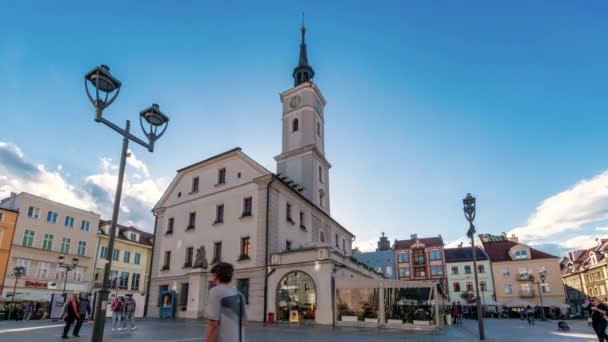 Gliwice, Polen - 23 mei 2021: Stadhuis op marktplein. Tijdsverloop. Wolkenbeweging van Gliwice, Silezië, Polen. — Stockvideo