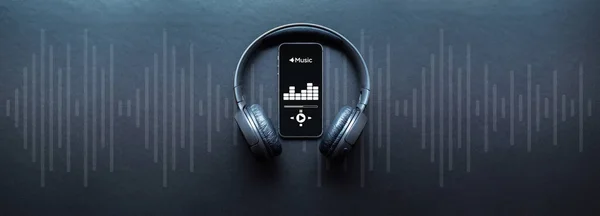 音楽オーディオ機器 オーディオビート サウンドヘッドフォン 携帯電話のスマートフォン画面上の音楽アプリケーション 暗い背景に音声を録音します ライブオンラインラジオプレーヤーモックアップバナー — ストック写真