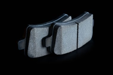 Araba motoru parçaları. Otomobil motoru yedek veya siyah arka planda otomotiv parçası. Yeni metal araba parçası. Düz konum, üst görünüm, kopyalama alanı