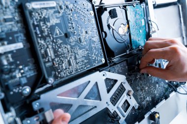 Elektronik donanım tamiri. Bilgisayar makro mühendislik servisi. İnsandan teknoloji bakım bilgisayarı