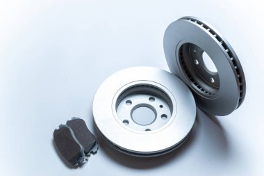 Araba yapımı. Yeni metal araba parçası. Otomobil motoru yedek veya otomotiv parçası beyaz arka planda izole edildi. Metin için alanı olan otomobil motoru servisi